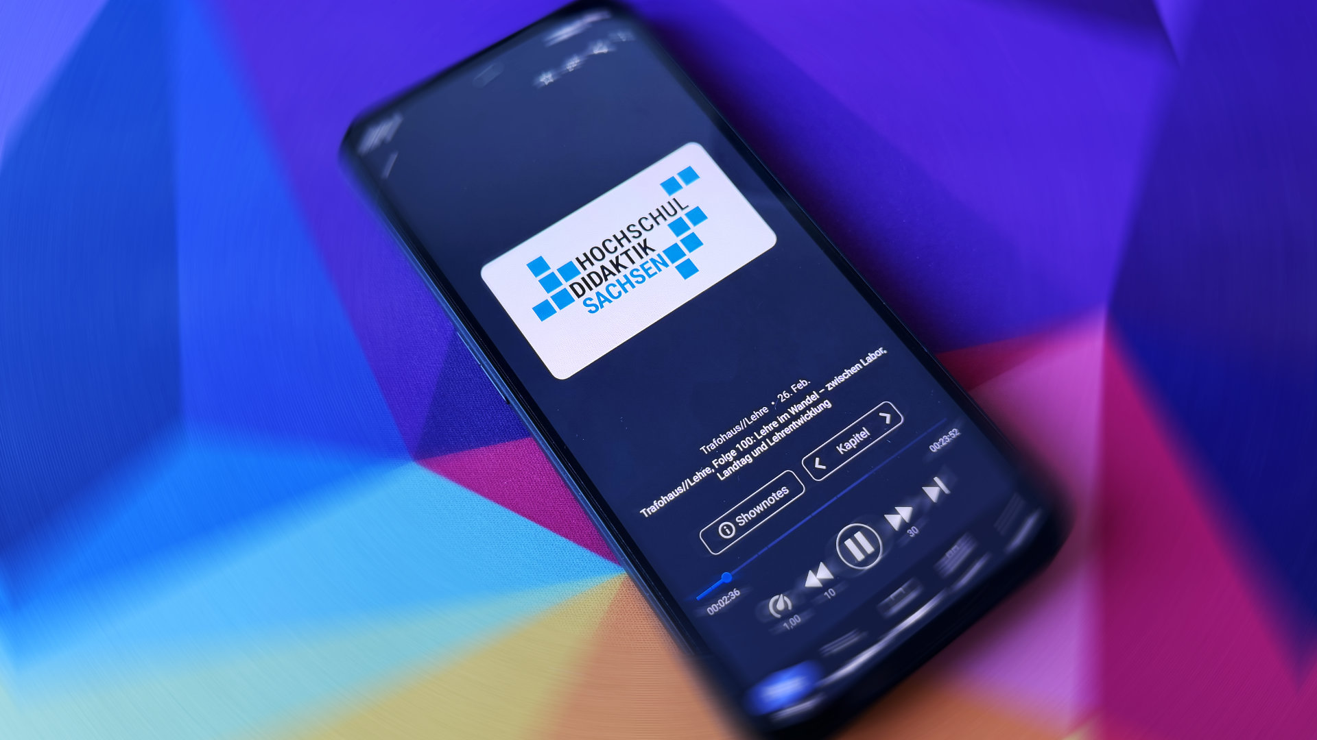 Bild eines Smartphone mit Podcastplayer, das den Podcast Trafohaus Lehre spielt.